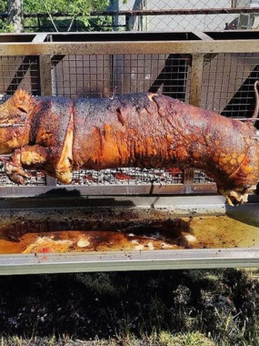 Porcelet farci cuit à la broche et pommes de terre à l'ancienne